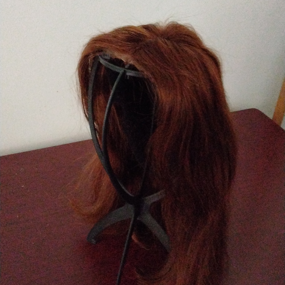 A lady short hair wig like brown color